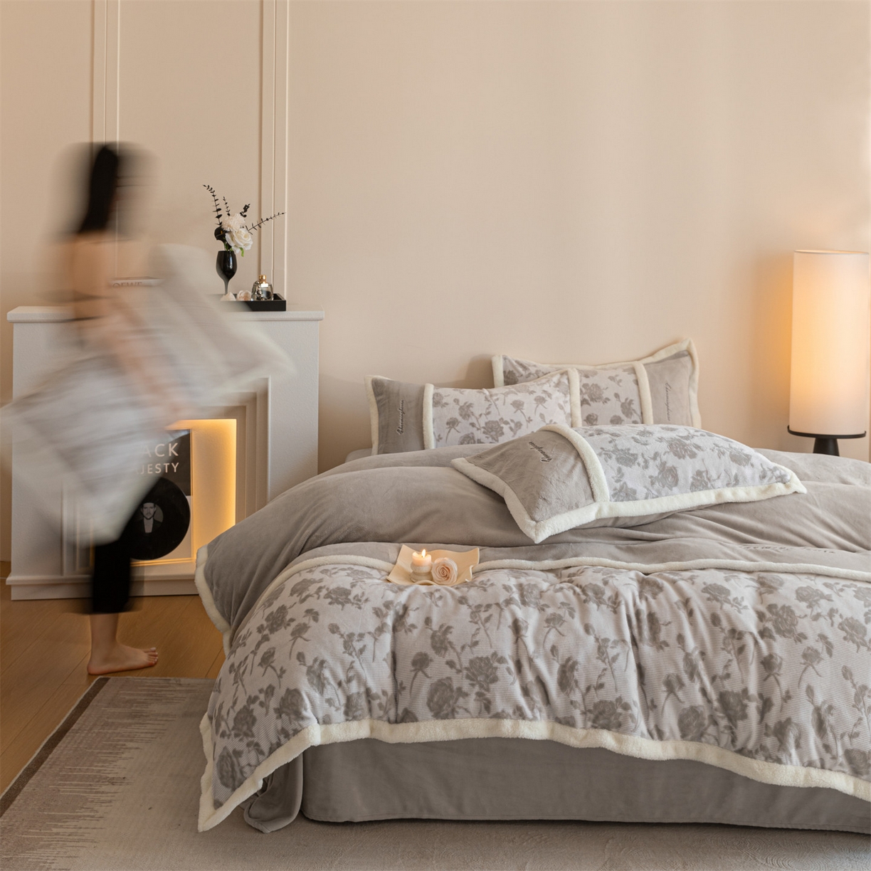 91家纺网 家纺一手货源 找家纺 遇见家居生活馆 2025新款高克重雕花绒拼接刺绣四件套系列-艾菲妮 玫瑰-香草灰