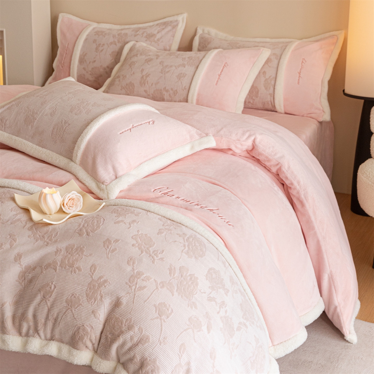 91家纺网 家纺一手货源 找家纺 遇见家居生活馆 2025新款高克重雕花绒拼接刺绣四件套系列-艾菲妮 玫瑰-靓粉（浅）