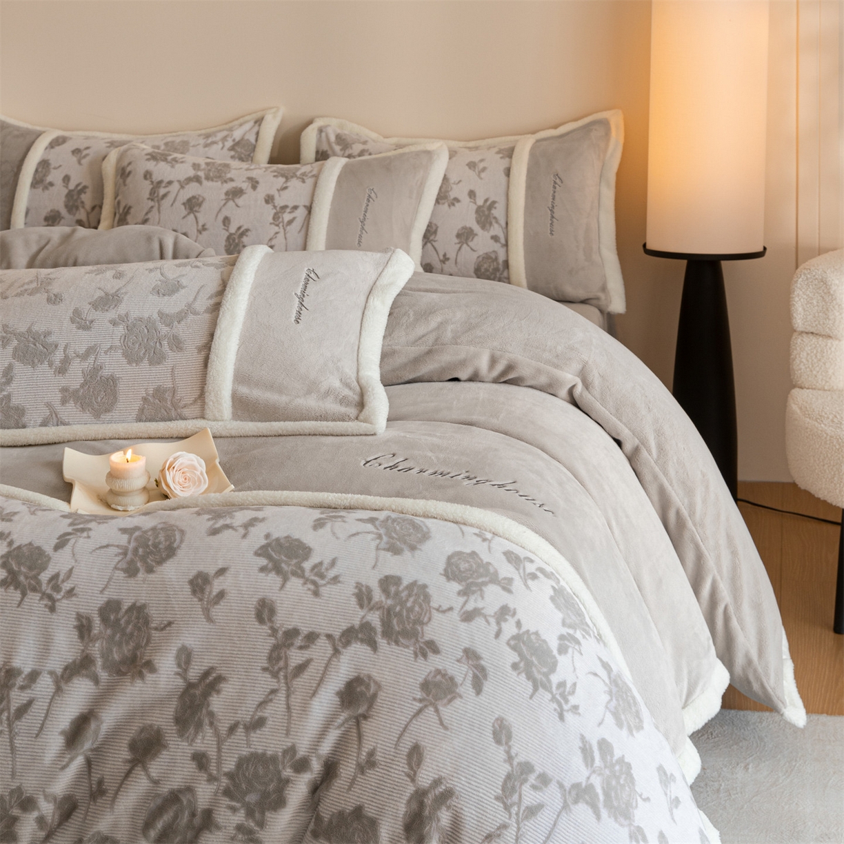 91家纺网 家纺一手货源 找家纺 遇见家居生活馆 2025新款高克重雕花绒拼接刺绣四件套系列-艾菲妮 玫瑰-香草灰