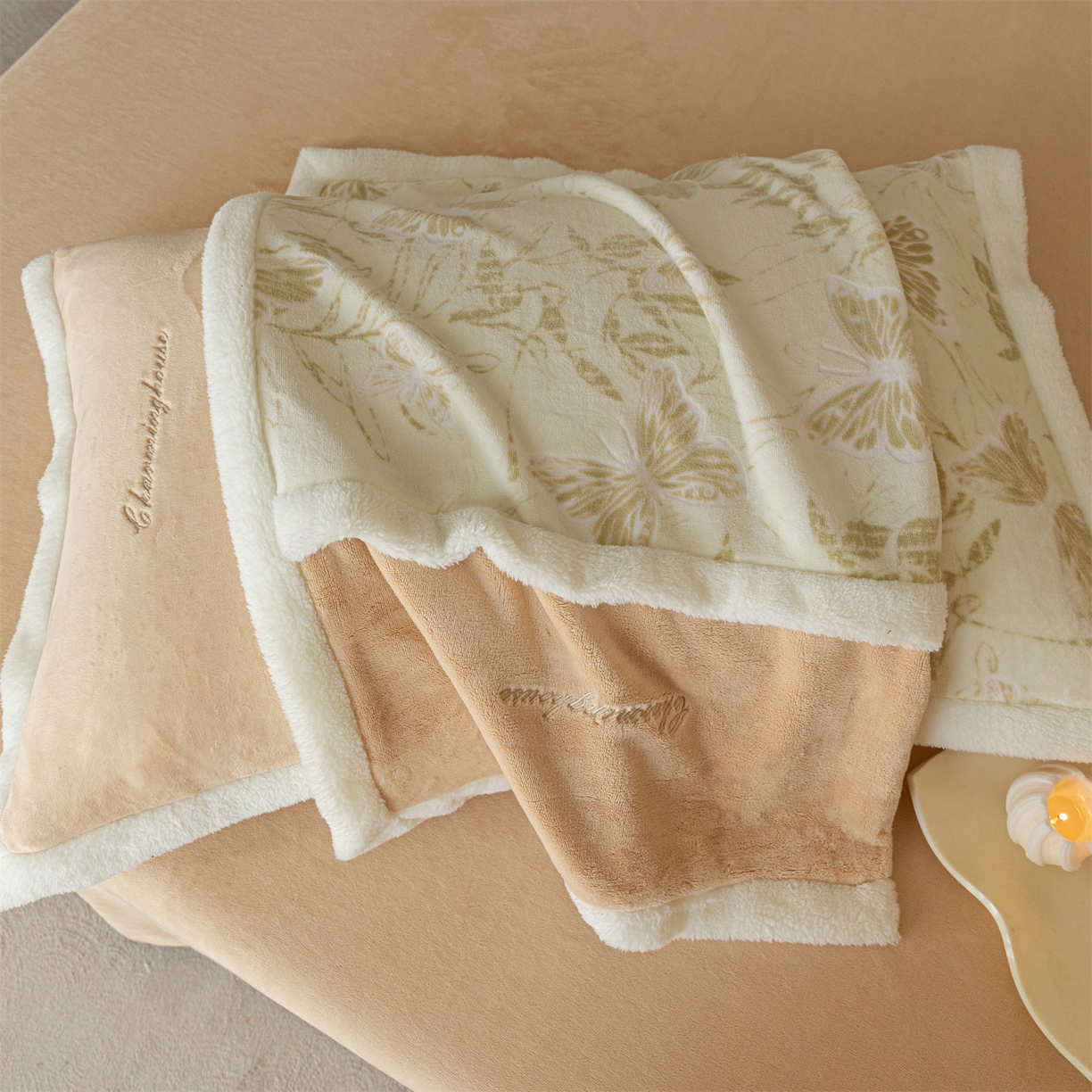 91家纺网 家纺一手货源 找家纺 遇见家居生活馆 2025新款高克重雕花绒拼接刺绣四件套系列-艾菲妮 蝴蝶-香槟色