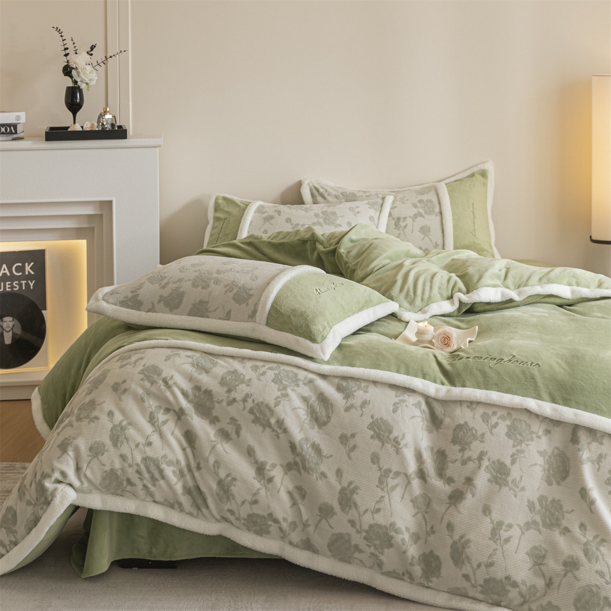 91家纺网 家纺一手货源 找家纺 遇见家居生活馆 2025新款高克重雕花绒拼接刺绣四件套系列-艾菲妮 玫瑰-月白绿