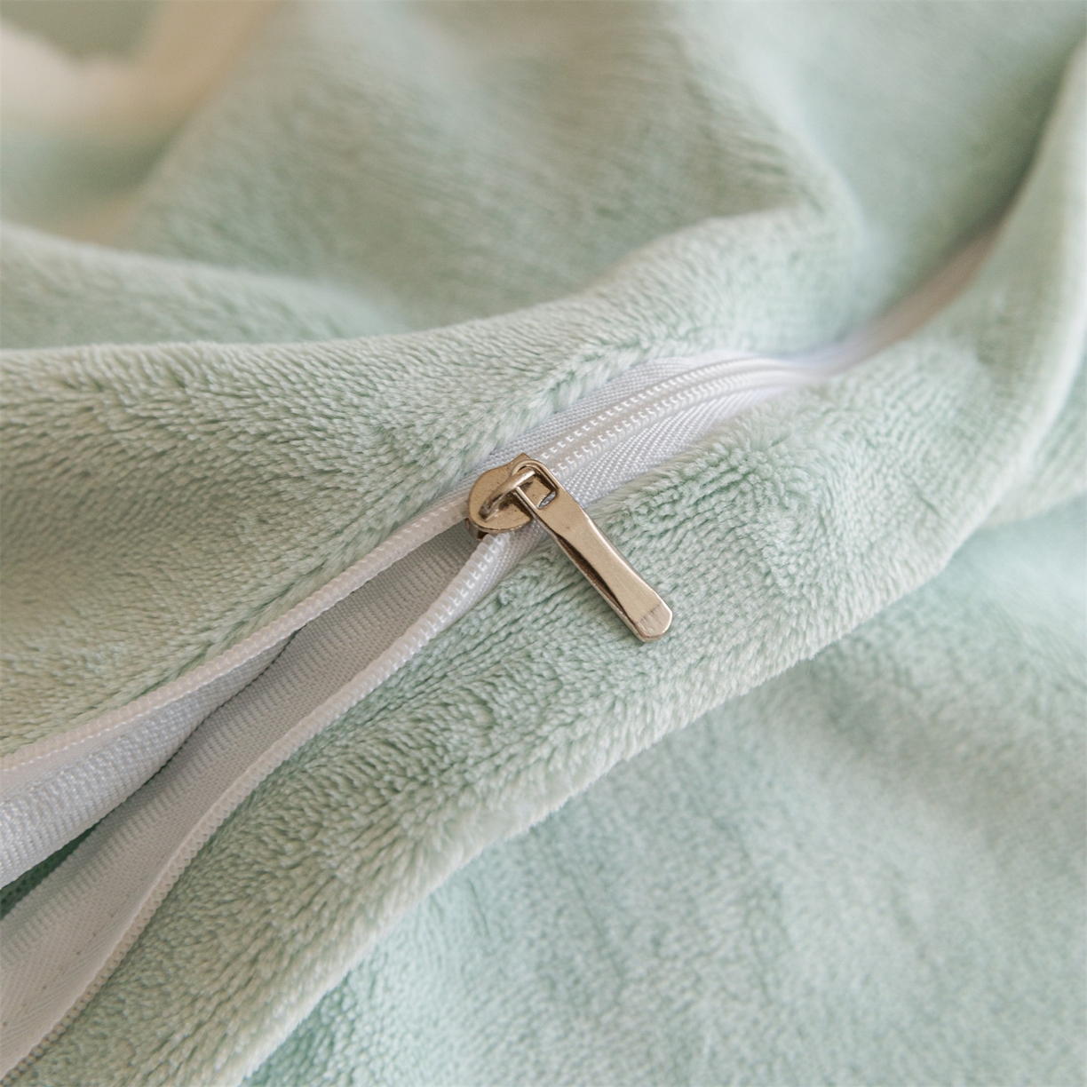 91家纺网 家纺一手货源 找家纺 遇见家居生活馆 2025新款高克重雕花绒拼接刺绣四件套系列-艾菲妮 蝴蝶-清澈蓝