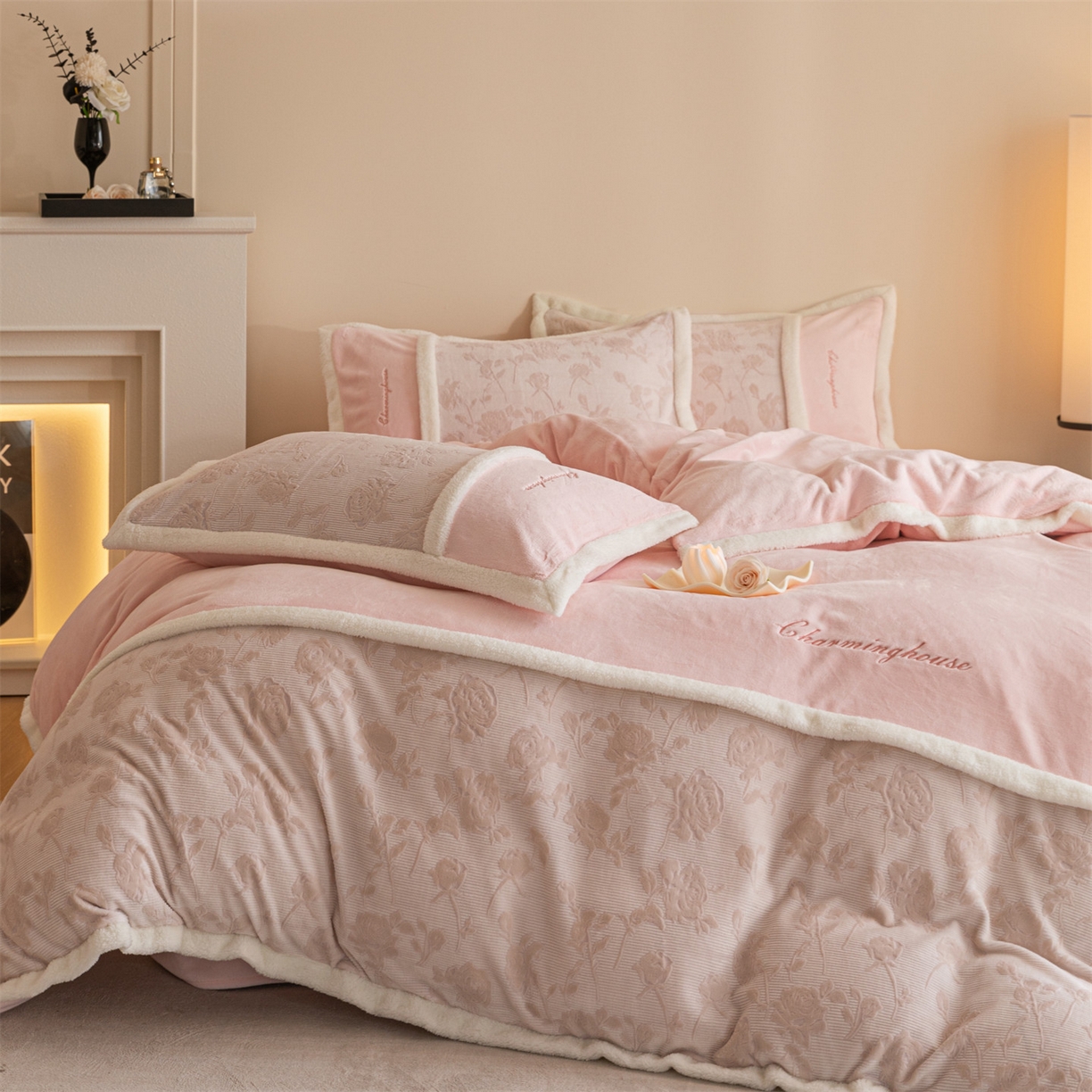 91家纺网 家纺一手货源 找家纺 遇见家居生活馆 2025新款高克重雕花绒拼接刺绣四件套系列-艾菲妮 玫瑰-靓粉（浅）