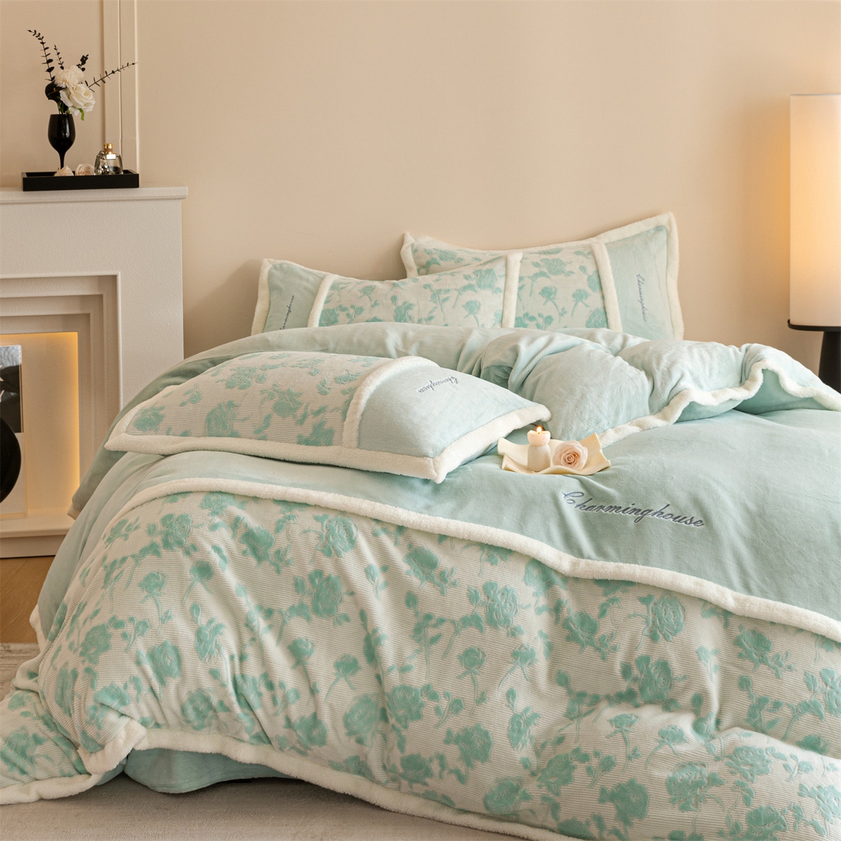 91家纺网 家纺一手货源 找家纺 遇见家居生活馆 2025新款高克重雕花绒拼接刺绣四件套系列-艾菲妮 玫瑰-清澈蓝