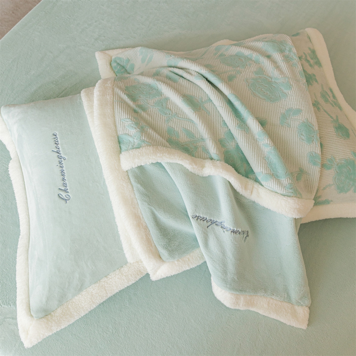 91家纺网 家纺一手货源 找家纺 遇见家居生活馆 2025新款高克重雕花绒拼接刺绣四件套系列-艾菲妮 玫瑰-清澈蓝