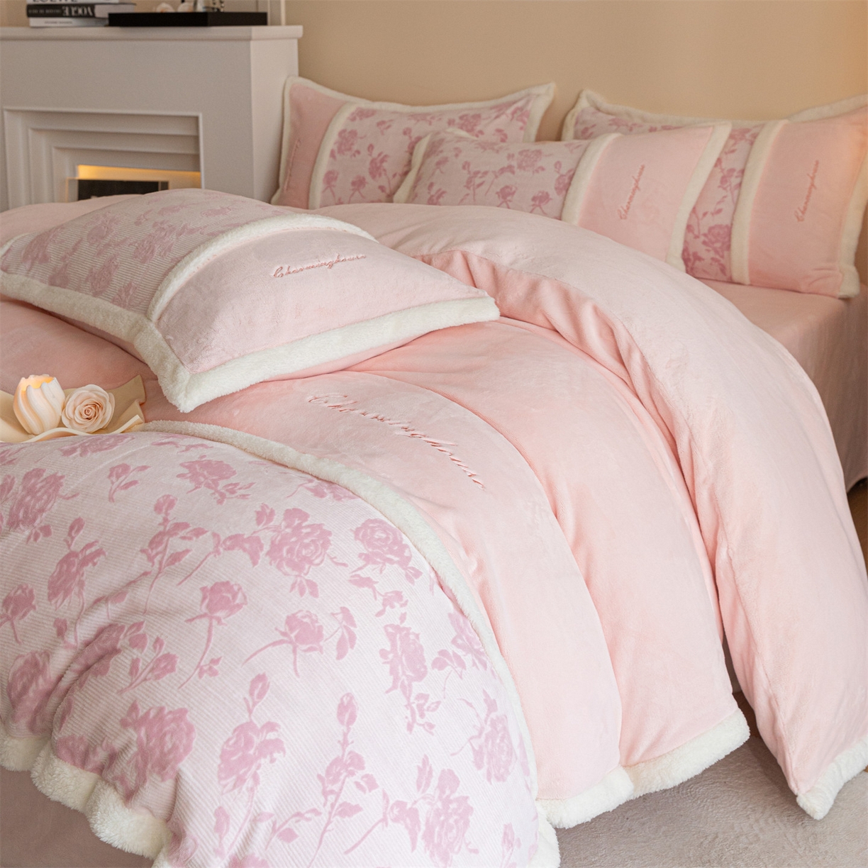 91家纺网 家纺一手货源 找家纺 遇见家居生活馆 2025新款高克重雕花绒拼接刺绣四件套系列-艾菲妮 玫瑰-靓粉（深）