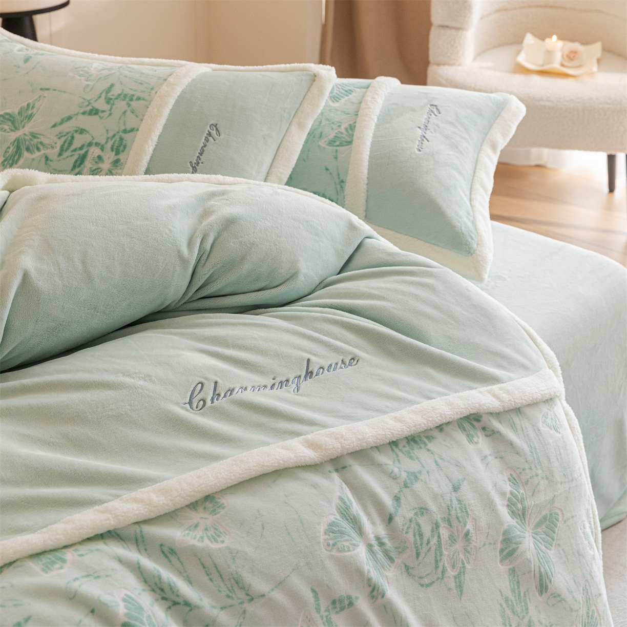 91家纺网 家纺一手货源 找家纺 遇见家居生活馆 2025新款高克重雕花绒拼接刺绣四件套系列-艾菲妮 蝴蝶-清澈蓝