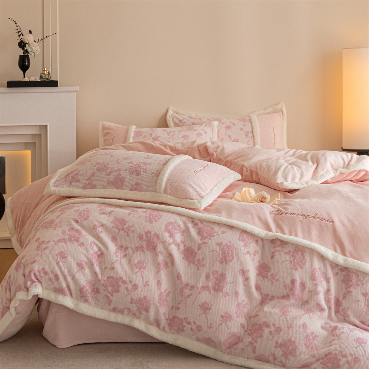 91家纺网 家纺一手货源 找家纺 遇见家居生活馆 2025新款高克重雕花绒拼接刺绣四件套系列-艾菲妮 玫瑰-靓粉（深）