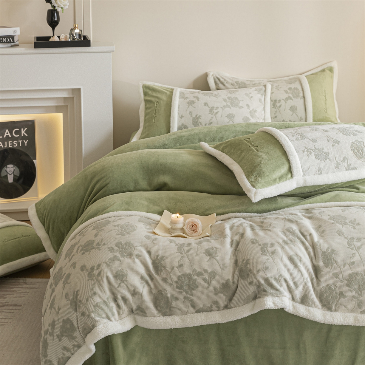 91家纺网 家纺一手货源 找家纺 遇见家居生活馆 2025新款高克重雕花绒拼接刺绣四件套系列-艾菲妮 玫瑰-月白绿