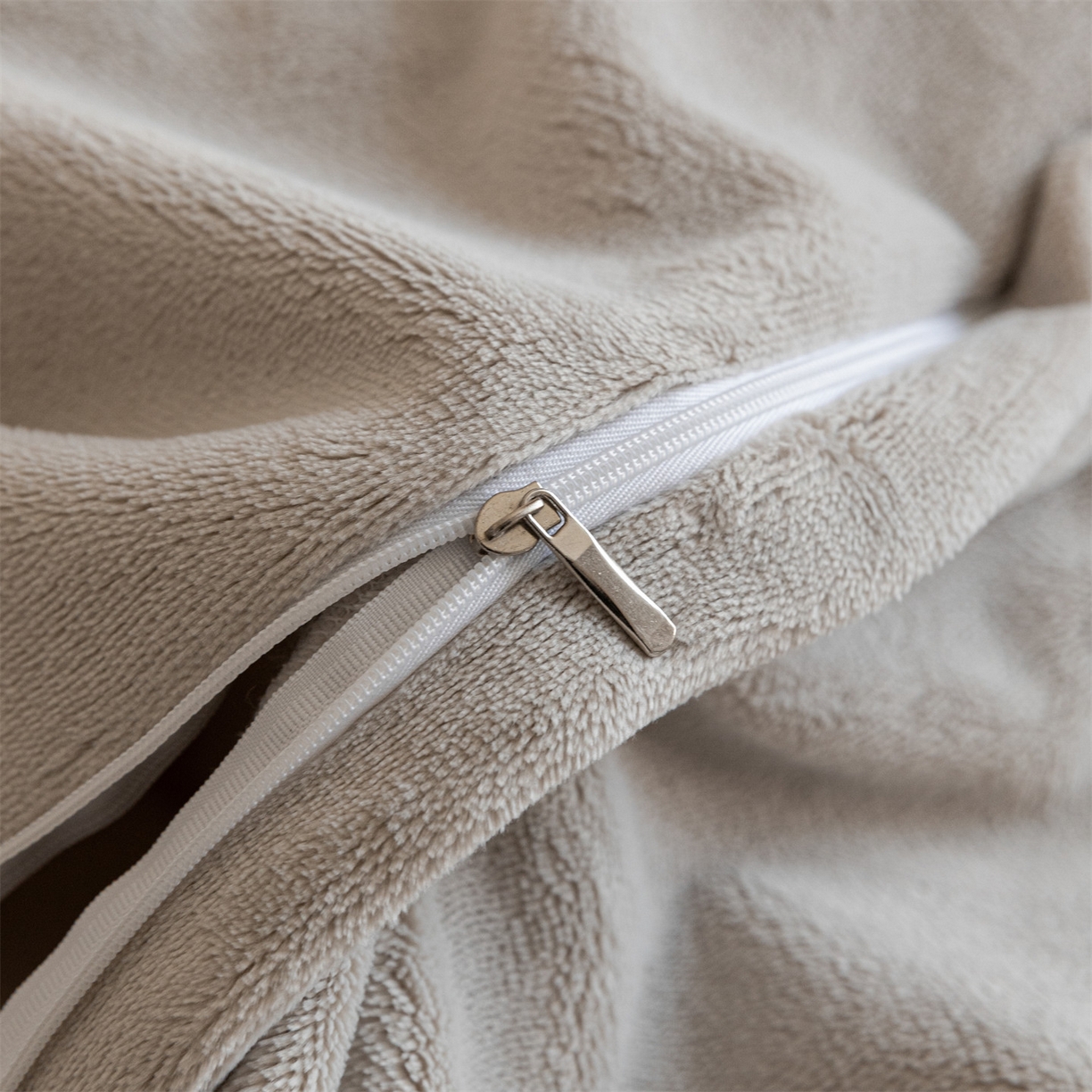 91家纺网 家纺一手货源 找家纺 遇见家居生活馆 2025新款高克重雕花绒拼接刺绣四件套系列-艾菲妮 玫瑰-香草灰