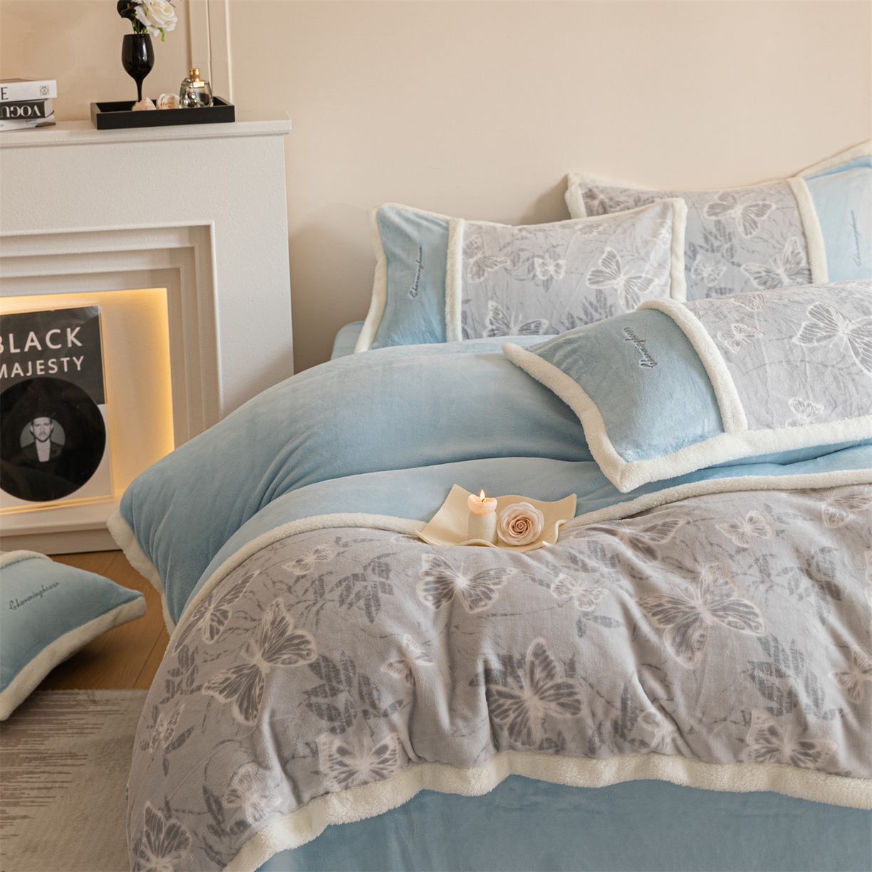 91家纺网 家纺一手货源 找家纺 遇见家居生活馆 2025新款高克重雕花绒拼接刺绣四件套系列-艾菲妮 蝴蝶-天空蓝