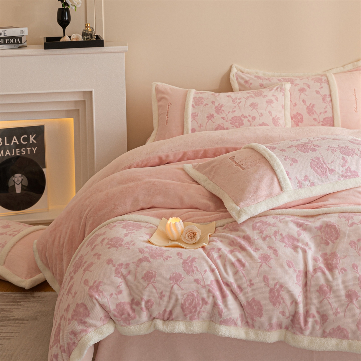 91家纺网 家纺一手货源 找家纺 遇见家居生活馆 2025新款高克重雕花绒拼接刺绣四件套系列-艾菲妮 玫瑰-靓粉（深）