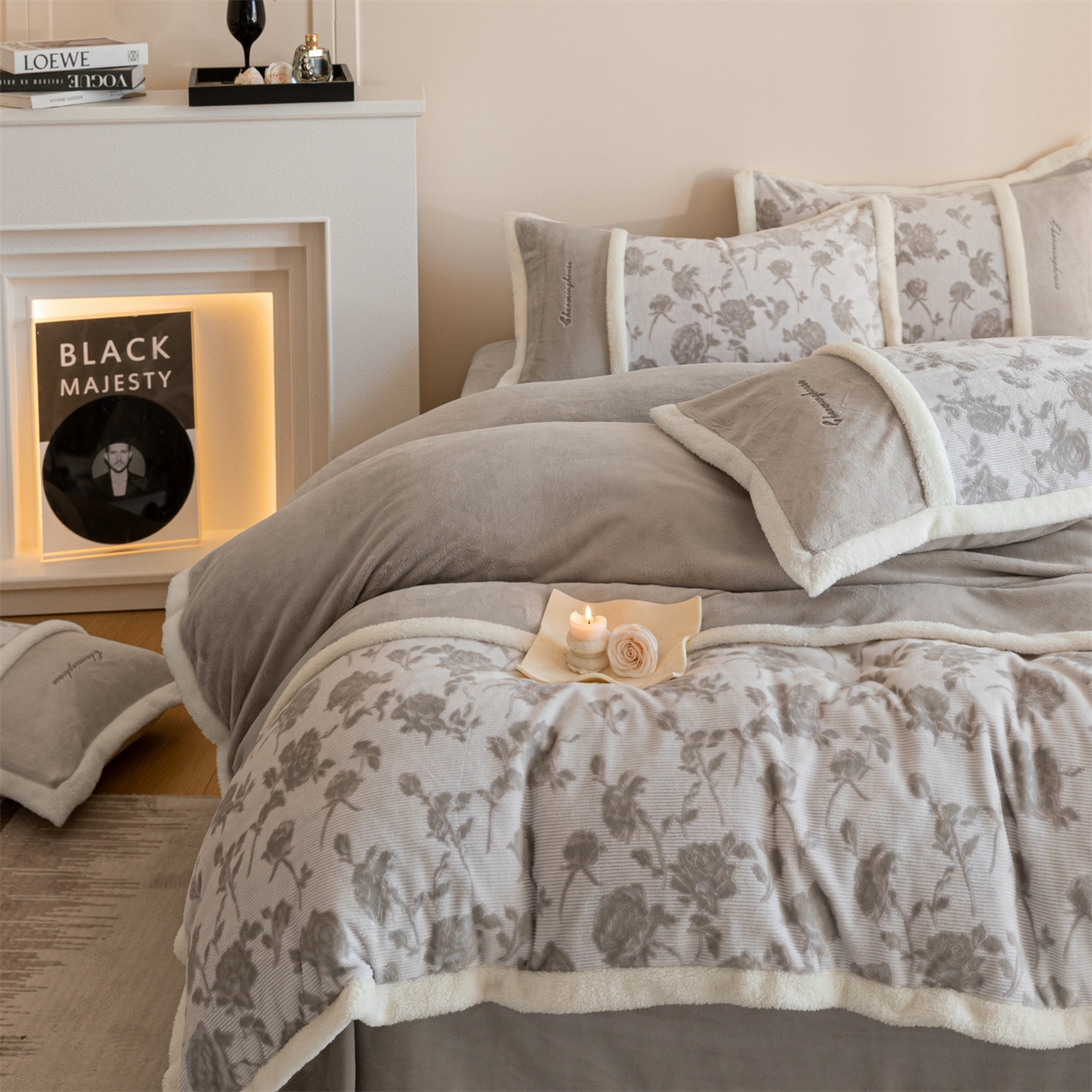 91家纺网 家纺一手货源 找家纺 遇见家居生活馆 2025新款高克重雕花绒拼接刺绣四件套系列-艾菲妮 玫瑰-香草灰