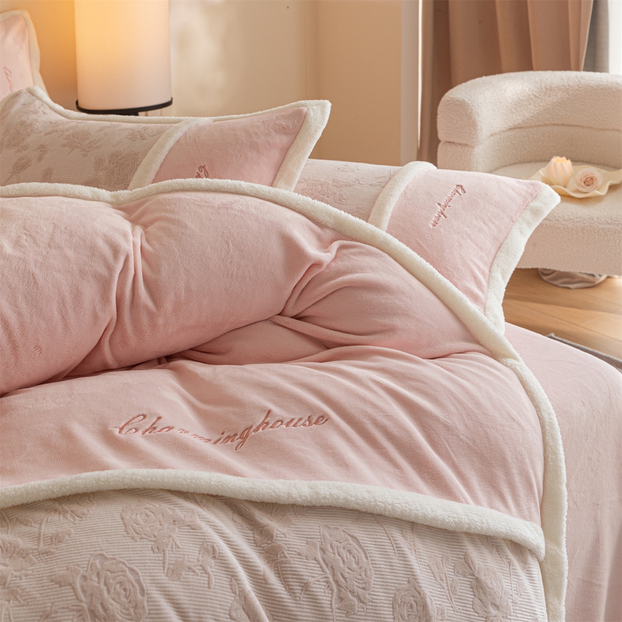 91家纺网 家纺一手货源 找家纺 遇见家居生活馆 2025新款高克重雕花绒拼接刺绣四件套系列-艾菲妮 玫瑰-靓粉（浅）