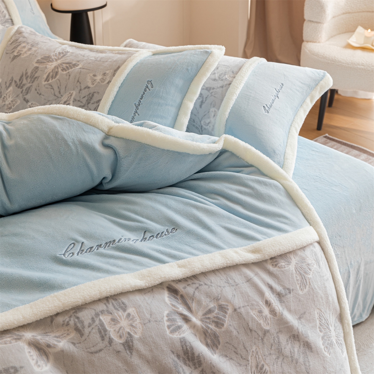 91家纺网 家纺一手货源 找家纺 遇见家居生活馆 2025新款高克重雕花绒拼接刺绣四件套系列-艾菲妮 蝴蝶-天空蓝