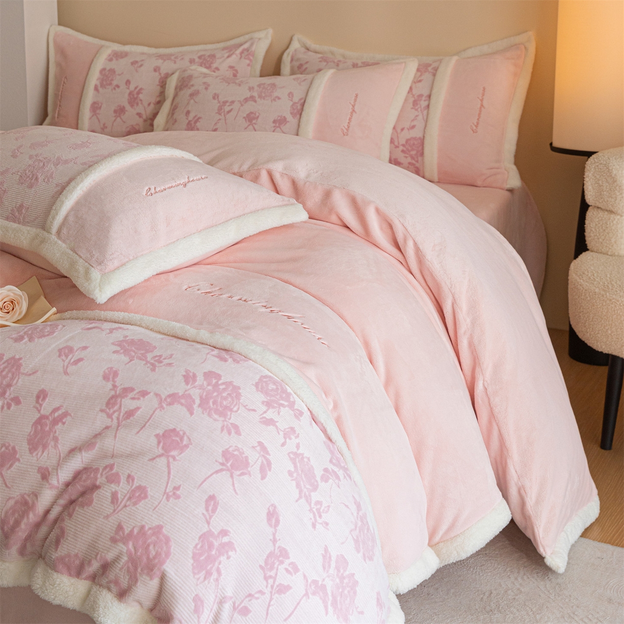 91家纺网 家纺一手货源 找家纺 遇见家居生活馆 2025新款高克重雕花绒拼接刺绣四件套系列-艾菲妮 玫瑰-靓粉（深）