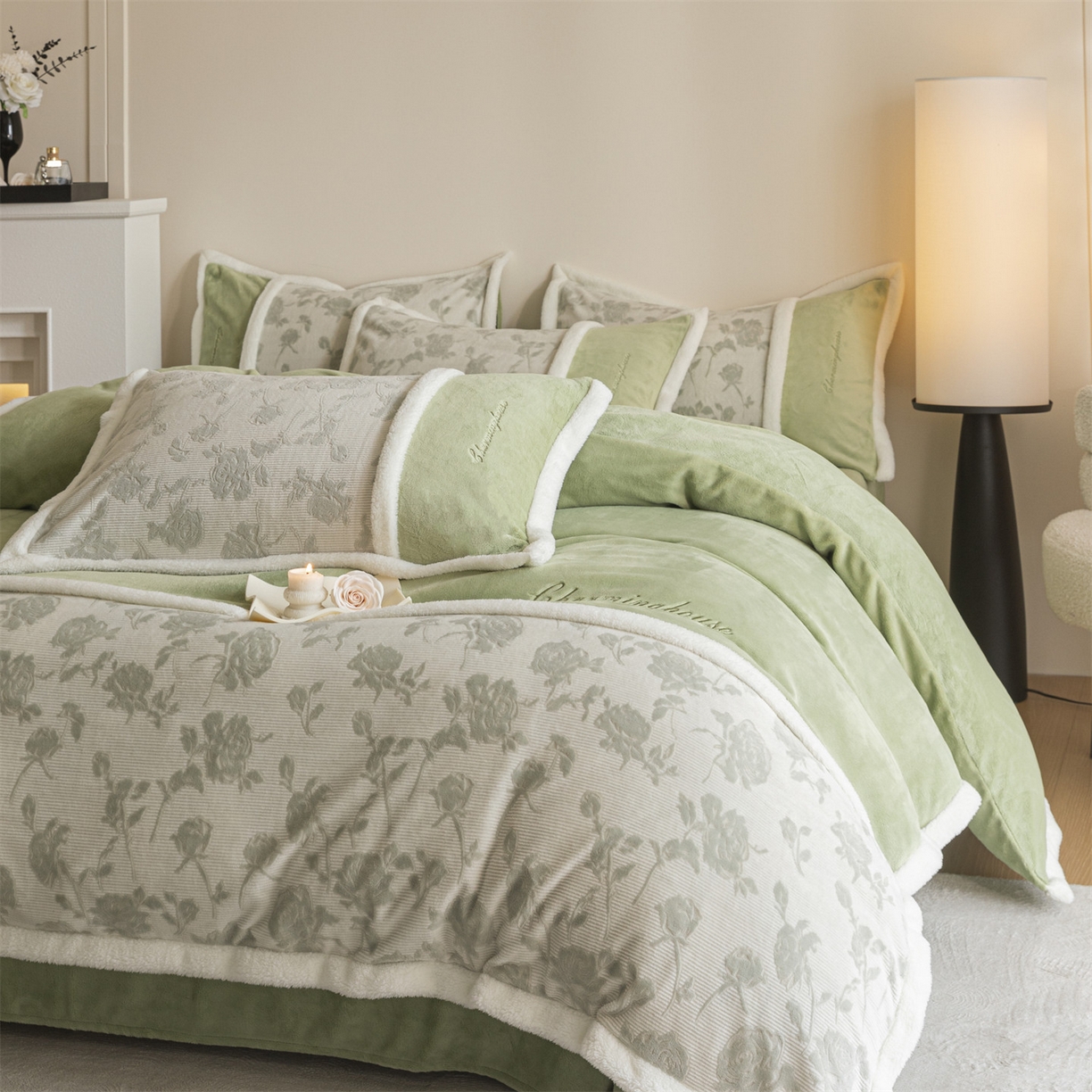 91家纺网 家纺一手货源 找家纺 遇见家居生活馆 2025新款高克重雕花绒拼接刺绣四件套系列-艾菲妮 玫瑰-月白绿