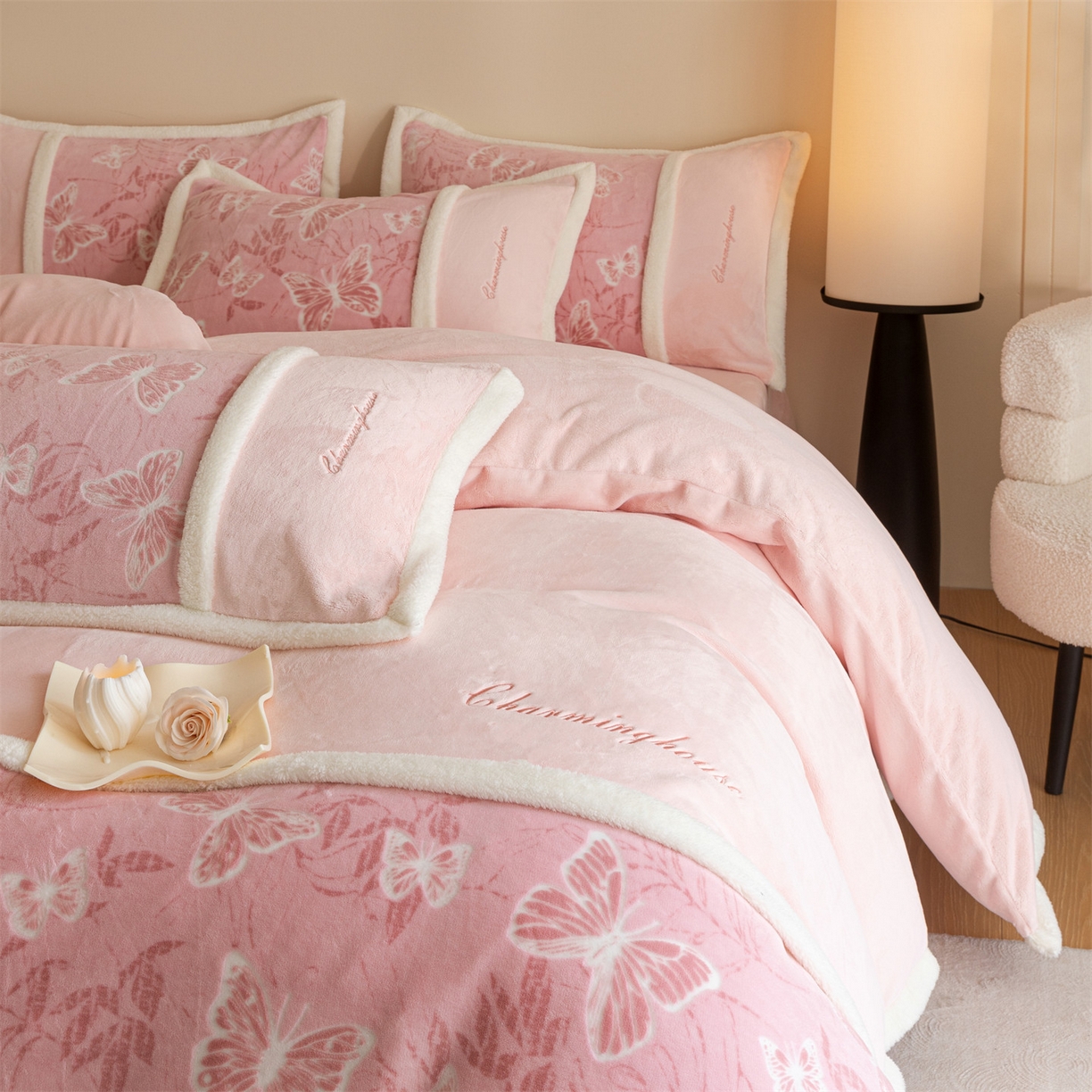 91家纺网 家纺一手货源 找家纺 遇见家居生活馆 2025新款高克重雕花绒拼接刺绣四件套系列-艾菲妮 蝴蝶-靓粉（深）