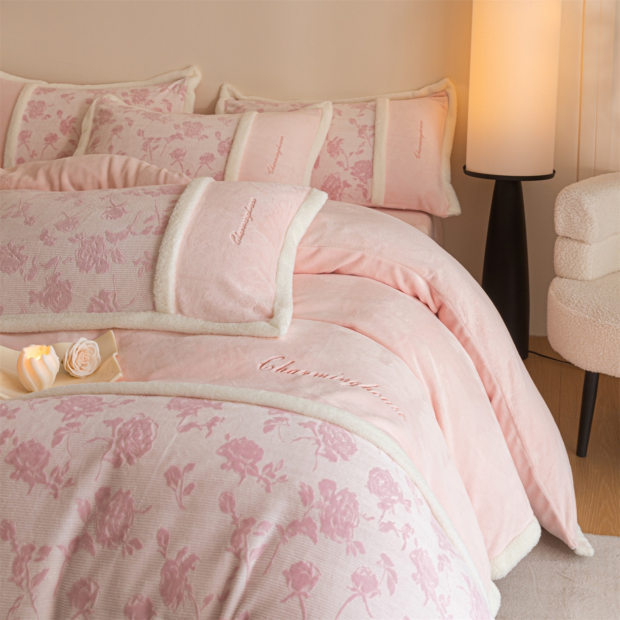 91家纺网 家纺一手货源 找家纺 遇见家居生活馆 2025新款高克重雕花绒拼接刺绣四件套系列-艾菲妮 玫瑰-靓粉（深）
