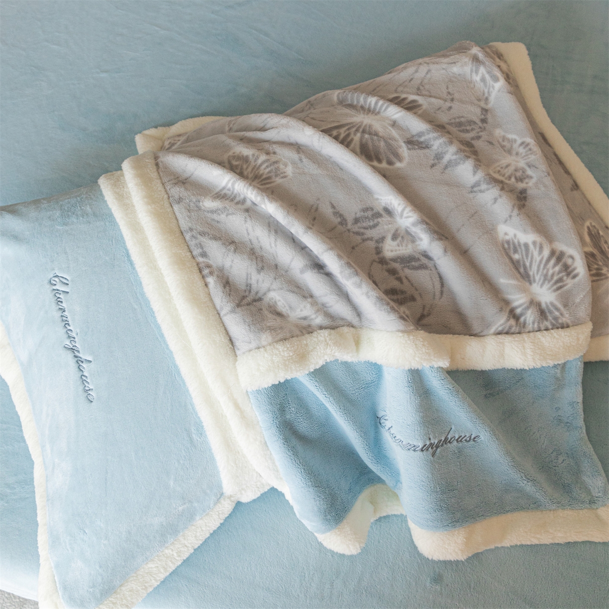 91家纺网 家纺一手货源 找家纺 遇见家居生活馆 2025新款高克重雕花绒拼接刺绣四件套系列-艾菲妮 蝴蝶-天空蓝