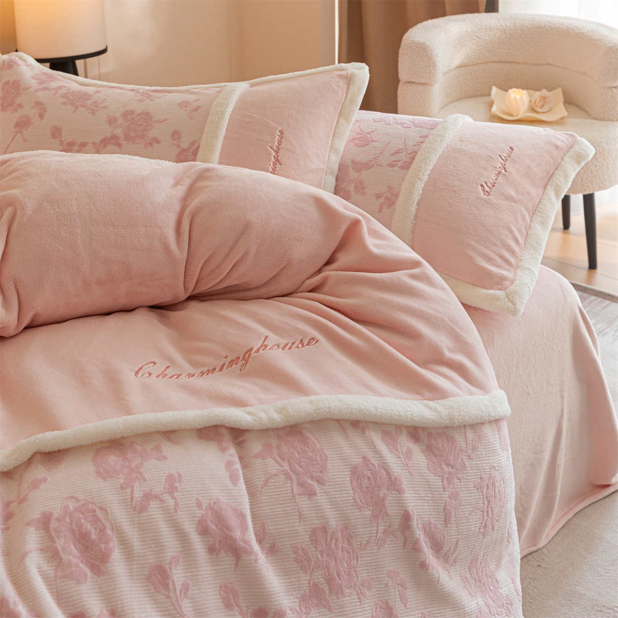 91家纺网 家纺一手货源 找家纺 遇见家居生活馆 2025新款高克重雕花绒拼接刺绣四件套系列-艾菲妮 玫瑰-靓粉（深）