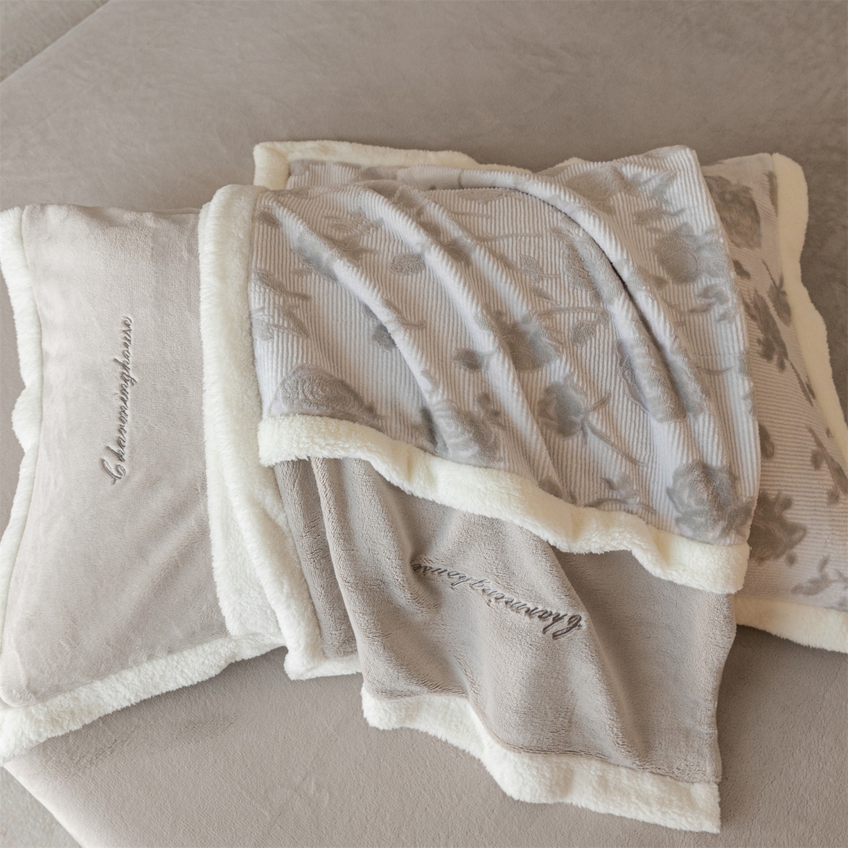 91家纺网 家纺一手货源 找家纺 遇见家居生活馆 2025新款高克重雕花绒拼接刺绣四件套系列-艾菲妮 玫瑰-香草灰