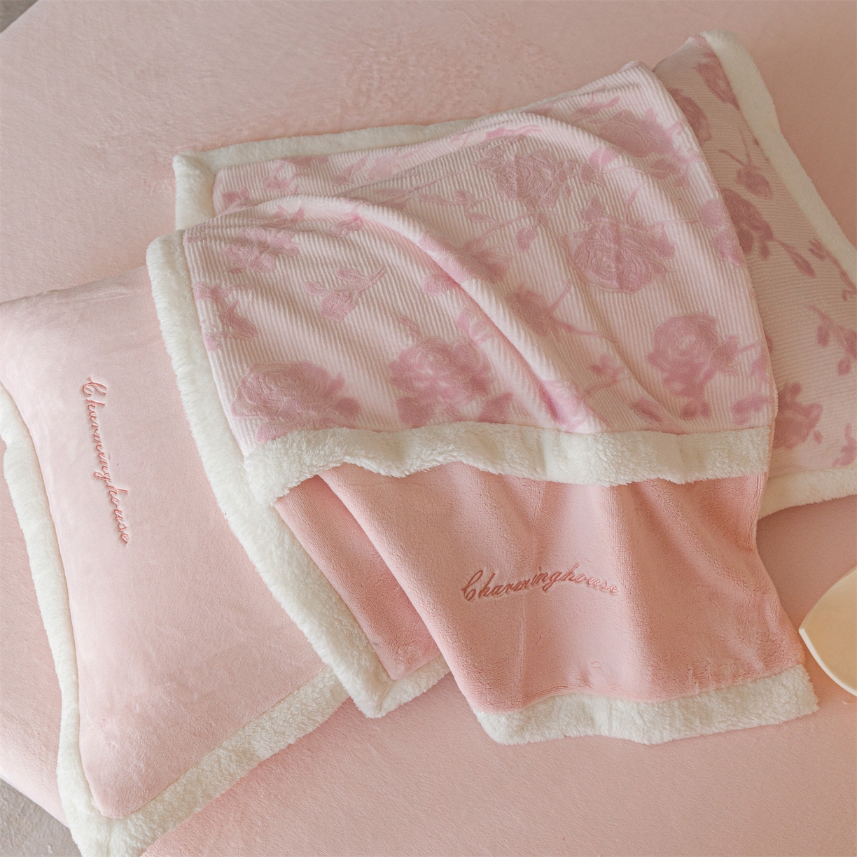 91家纺网 家纺一手货源 找家纺 遇见家居生活馆 2025新款高克重雕花绒拼接刺绣四件套系列-艾菲妮 玫瑰-靓粉（深）