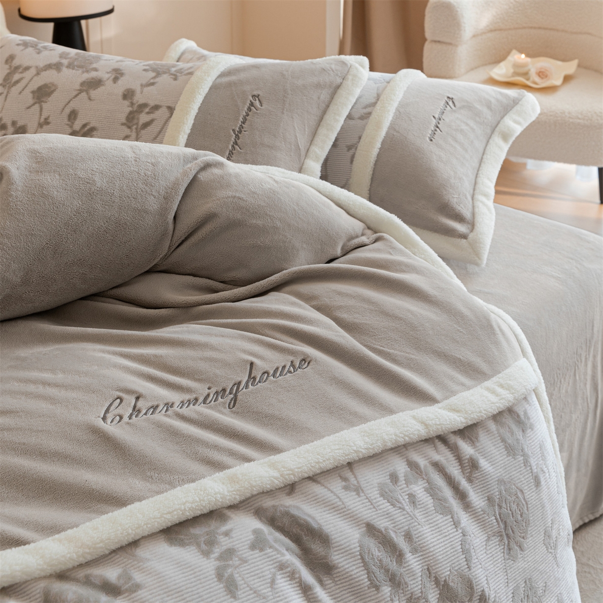 91家纺网 家纺一手货源 找家纺 遇见家居生活馆 2025新款高克重雕花绒拼接刺绣四件套系列-艾菲妮 玫瑰-香草灰