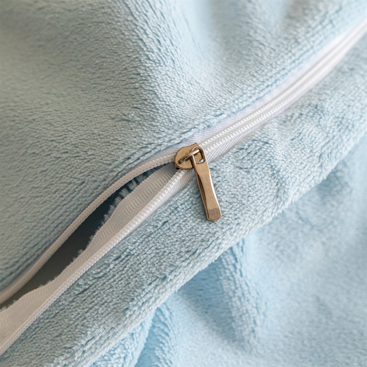 91家纺网 家纺一手货源 找家纺 遇见家居生活馆 2025新款高克重雕花绒拼接刺绣四件套系列-艾菲妮 蝴蝶-天空蓝