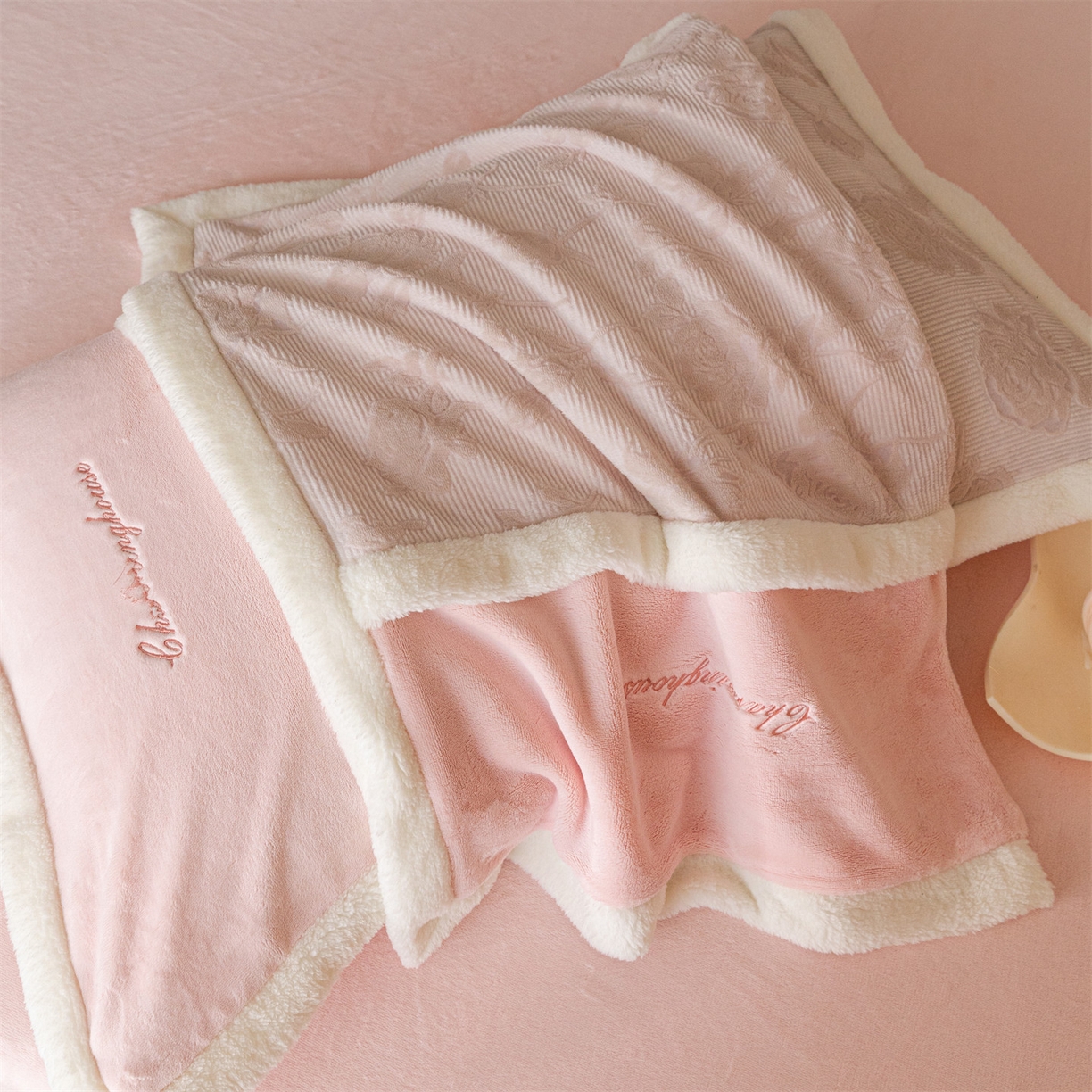 91家纺网 家纺一手货源 找家纺 遇见家居生活馆 2025新款高克重雕花绒拼接刺绣四件套系列-艾菲妮 玫瑰-靓粉（浅）