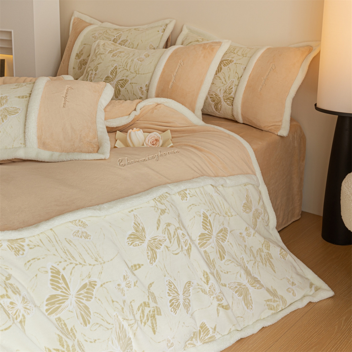 91家纺网 家纺一手货源 找家纺 遇见家居生活馆 2025新款高克重雕花绒拼接刺绣四件套系列-艾菲妮 蝴蝶-香槟色