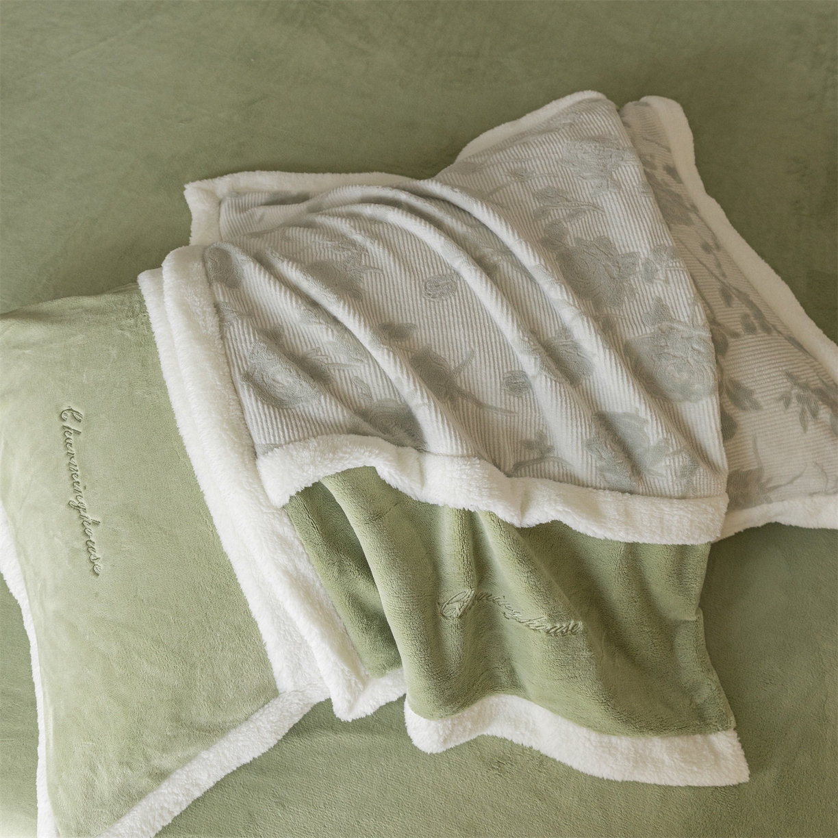 91家纺网 家纺一手货源 找家纺 遇见家居生活馆 2025新款高克重雕花绒拼接刺绣四件套系列-艾菲妮 玫瑰-月白绿