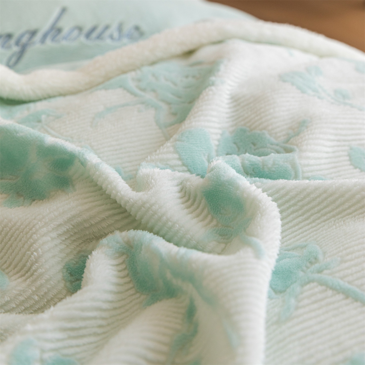 91家纺网 家纺一手货源 找家纺 遇见家居生活馆 2025新款高克重雕花绒拼接刺绣四件套系列-艾菲妮 玫瑰-清澈蓝