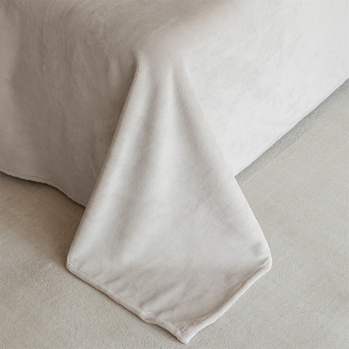 91家纺网 家纺一手货源 找家纺 遇见家居生活馆 2025新款高克重雕花绒拼接刺绣四件套系列-艾菲妮 玫瑰-香草灰