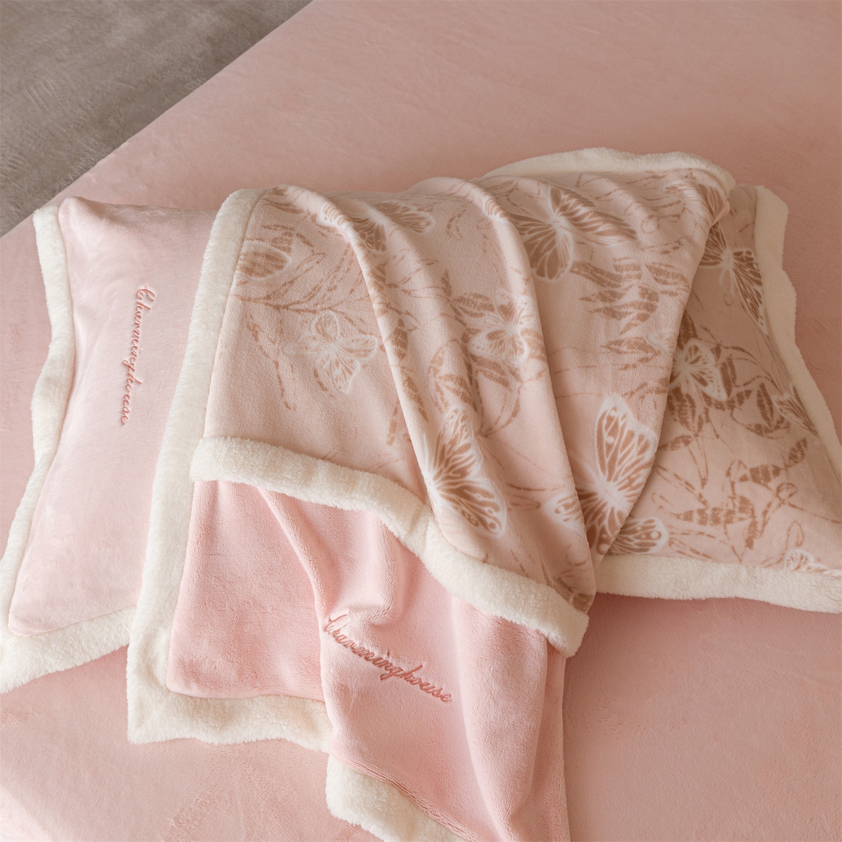 91家纺网 家纺一手货源 找家纺 遇见家居生活馆 2025新款高克重雕花绒拼接刺绣四件套系列-艾菲妮 蝴蝶-靓粉（浅）