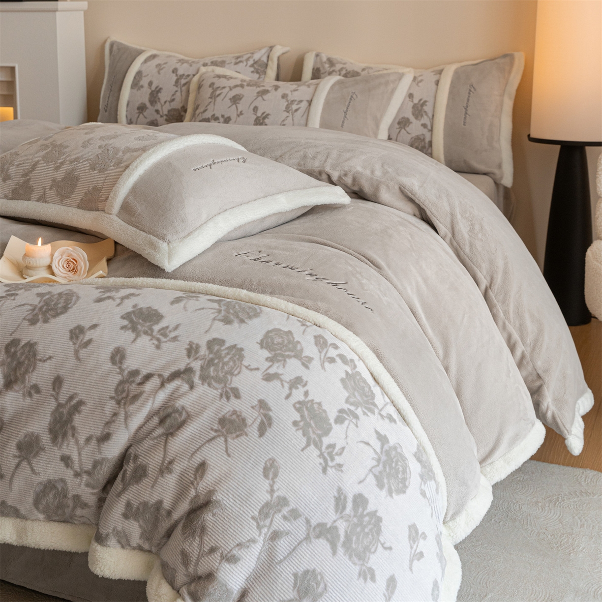 91家纺网 家纺一手货源 找家纺 遇见家居生活馆 2025新款高克重雕花绒拼接刺绣四件套系列-艾菲妮 玫瑰-香草灰