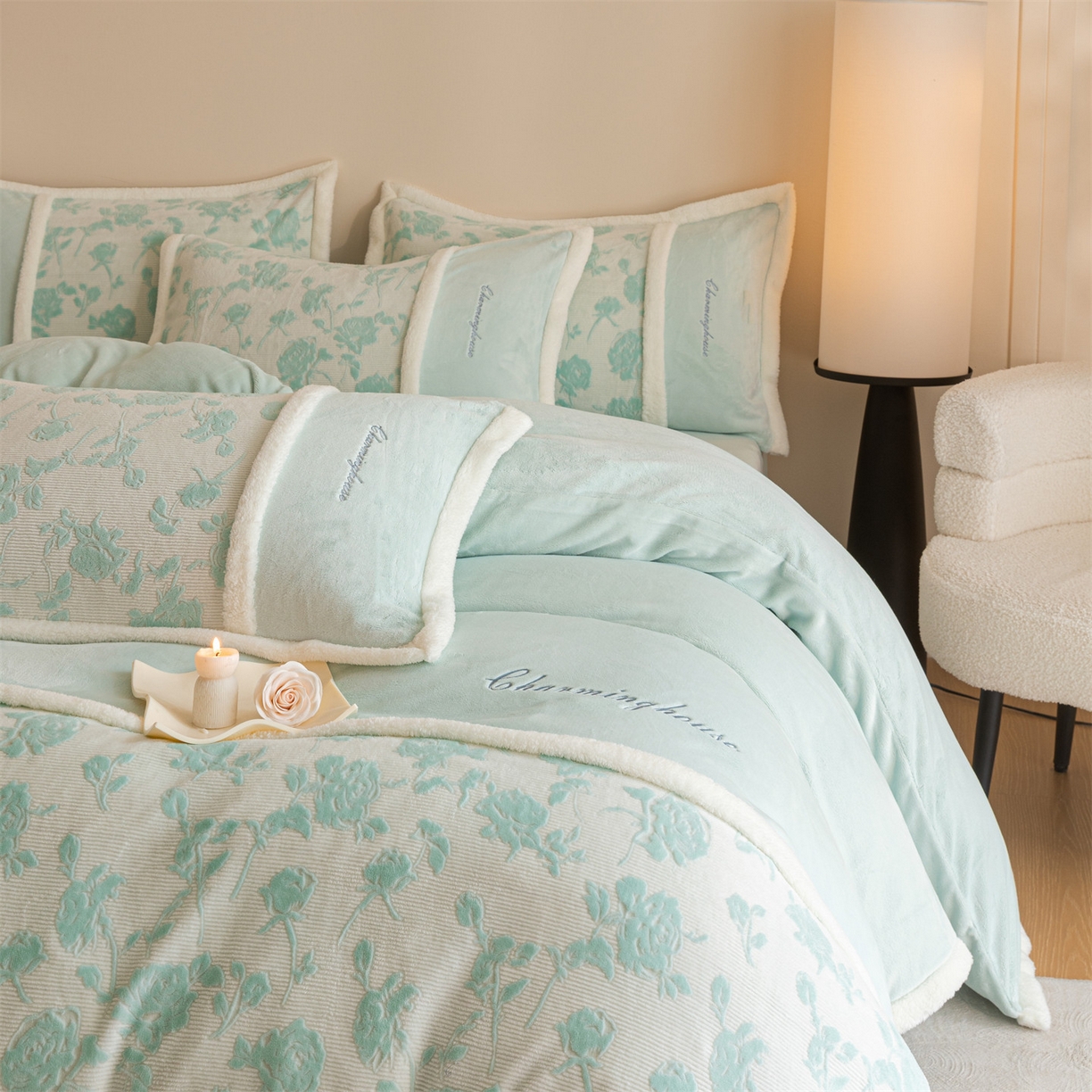 91家纺网 家纺一手货源 找家纺 遇见家居生活馆 2025新款高克重雕花绒拼接刺绣四件套系列-艾菲妮 玫瑰-清澈蓝