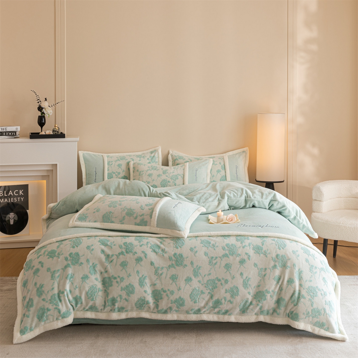 91家纺网 家纺一手货源 找家纺 遇见家居生活馆 2025新款高克重雕花绒拼接刺绣四件套系列-艾菲妮 玫瑰-清澈蓝