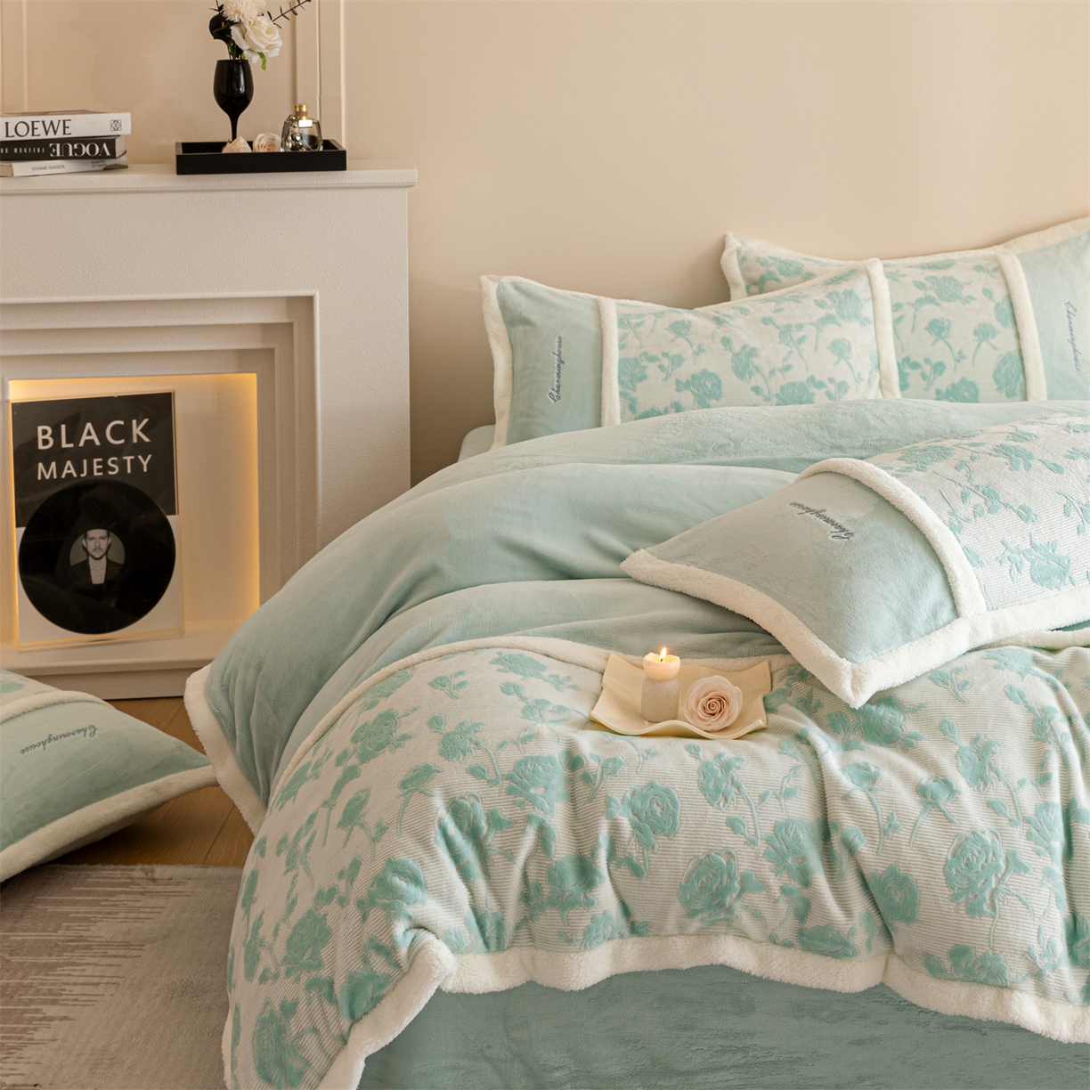 91家纺网 家纺一手货源 找家纺 遇见家居生活馆 2025新款高克重雕花绒拼接刺绣四件套系列-艾菲妮 玫瑰-清澈蓝