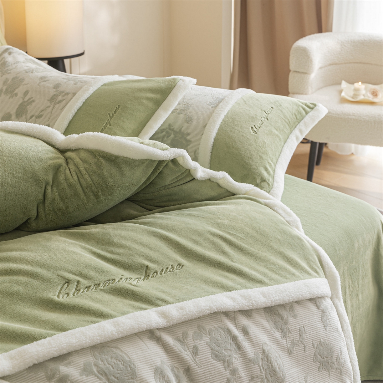 91家纺网 家纺一手货源 找家纺 遇见家居生活馆 2025新款高克重雕花绒拼接刺绣四件套系列-艾菲妮 玫瑰-月白绿