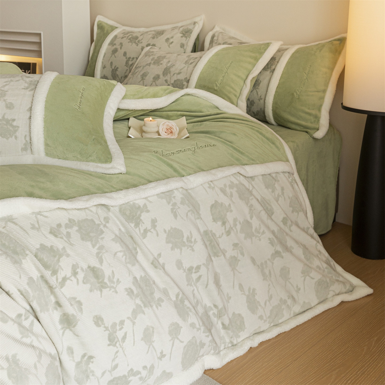 91家纺网 家纺一手货源 找家纺 遇见家居生活馆 2025新款高克重雕花绒拼接刺绣四件套系列-艾菲妮 玫瑰-月白绿