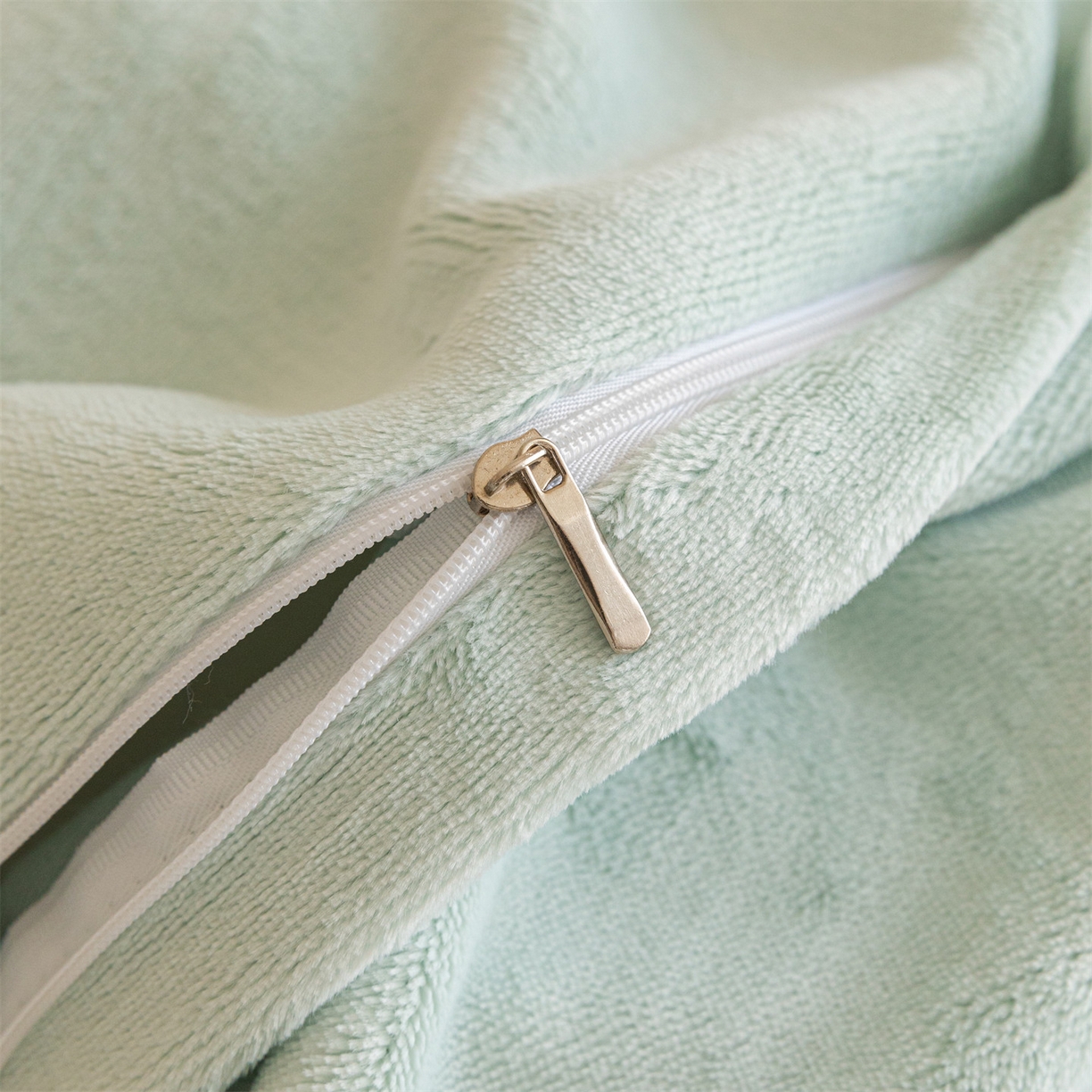 91家纺网 家纺一手货源 找家纺 遇见家居生活馆 2025新款高克重雕花绒拼接刺绣四件套系列-艾菲妮 玫瑰-清澈蓝