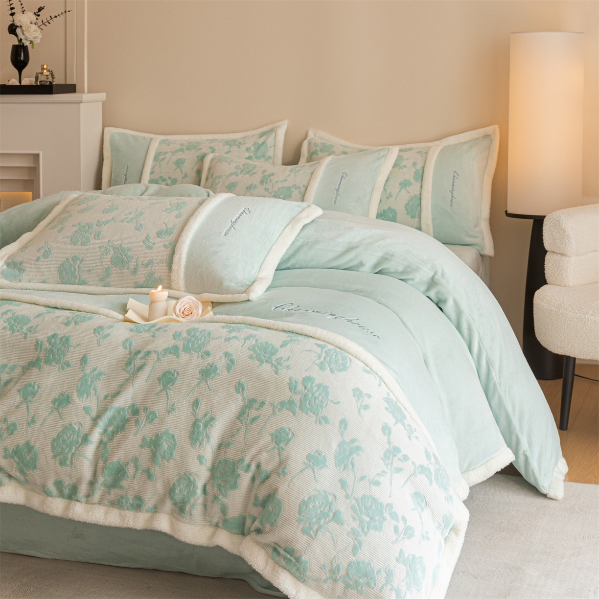 91家纺网 家纺一手货源 找家纺 遇见家居生活馆 2025新款高克重雕花绒拼接刺绣四件套系列-艾菲妮 玫瑰-清澈蓝