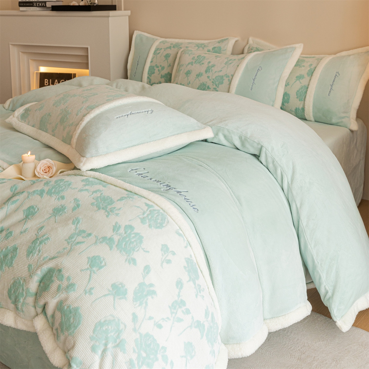 91家纺网 家纺一手货源 找家纺 遇见家居生活馆 2025新款高克重雕花绒拼接刺绣四件套系列-艾菲妮 玫瑰-清澈蓝