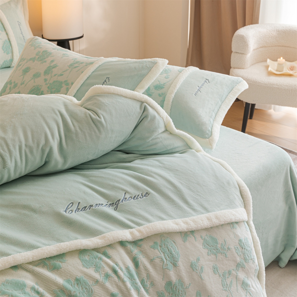 91家纺网 家纺一手货源 找家纺 遇见家居生活馆 2025新款高克重雕花绒拼接刺绣四件套系列-艾菲妮 玫瑰-清澈蓝