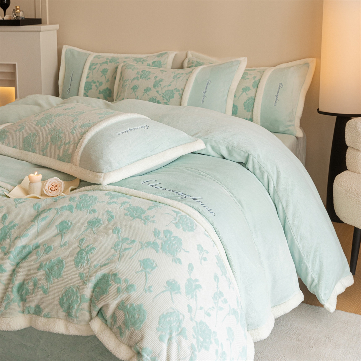 91家纺网 家纺一手货源 找家纺 遇见家居生活馆 2025新款高克重雕花绒拼接刺绣四件套系列-艾菲妮 玫瑰-清澈蓝