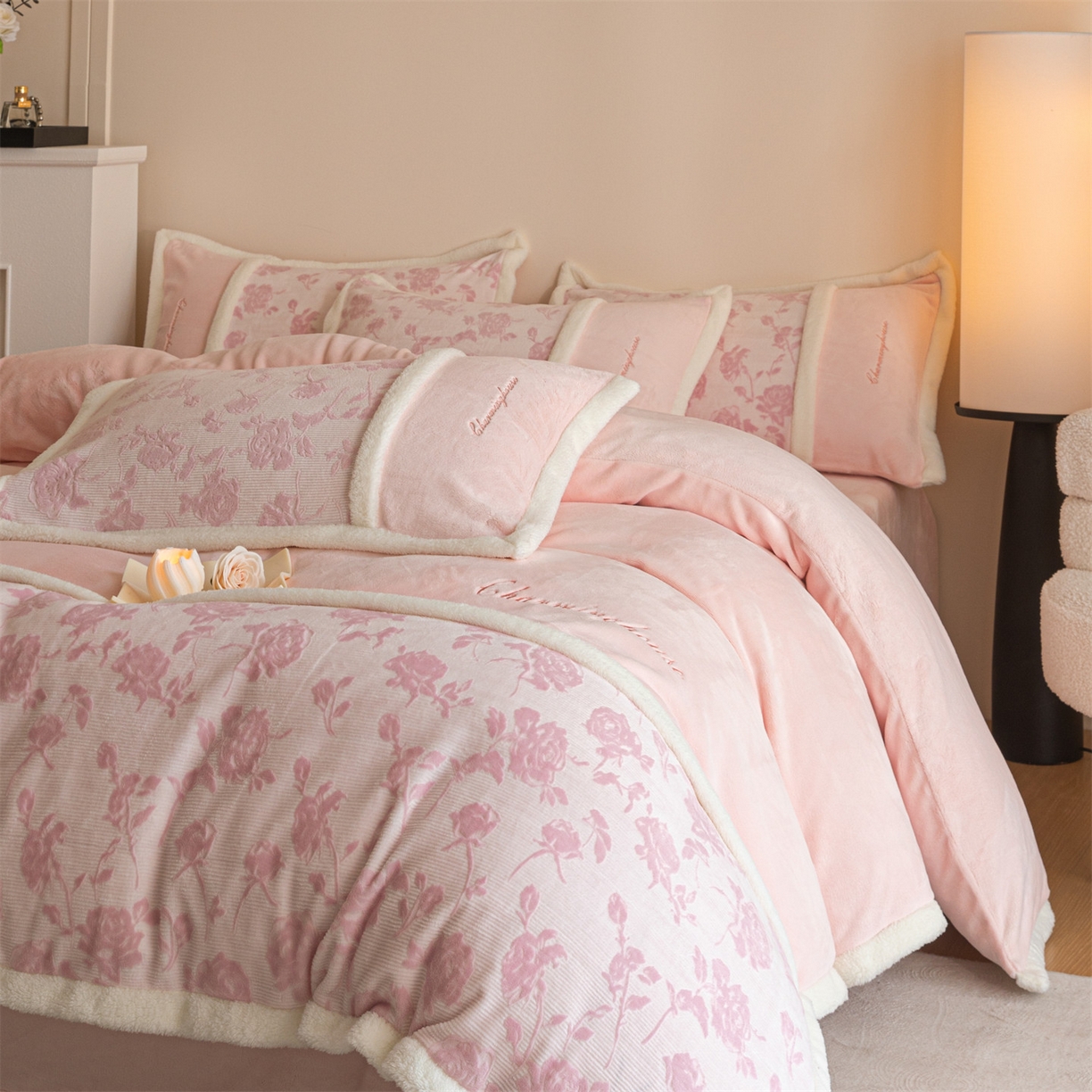 91家纺网 家纺一手货源 找家纺 遇见家居生活馆 2025新款高克重雕花绒拼接刺绣四件套系列-艾菲妮 玫瑰-靓粉（深）