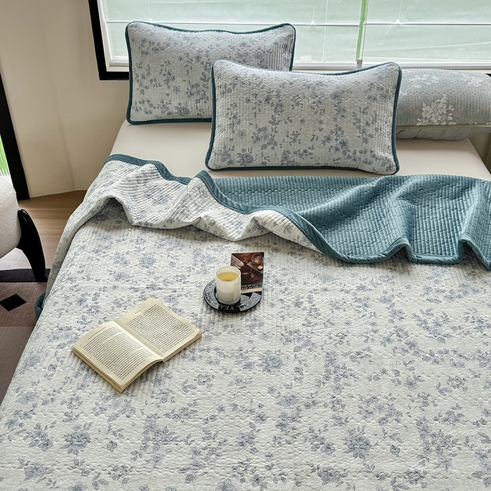 91家纺网 家纺一手货源 找家纺 卢赛尔 2025新款印花加厚原麻宝宝绒双拼保暖床盖款三件套 青千雪