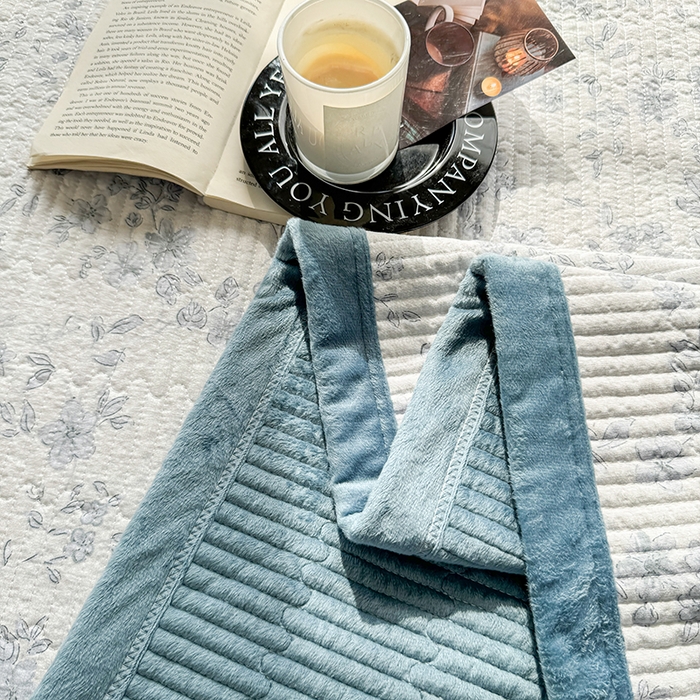 91家纺网 家纺一手货源 找家纺 卢赛尔 2025新款印花加厚原麻宝宝绒双拼保暖床盖款三件套 青千雪