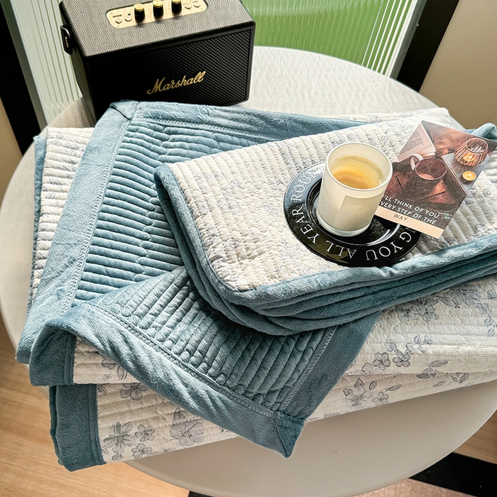 91家纺网 家纺一手货源 找家纺 卢赛尔 2025新款印花加厚原麻宝宝绒双拼保暖床盖款三件套 青千雪